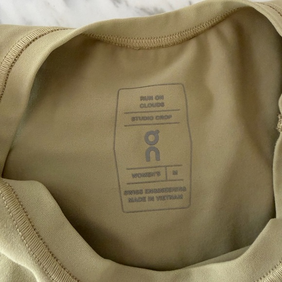 On Running High-Waist Active Leggings + Matching Crop Top - Picture 5 of 7